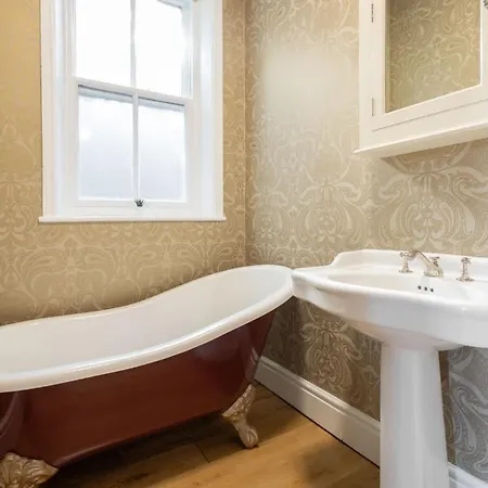 Host & - Chatsworth Townhouse I *